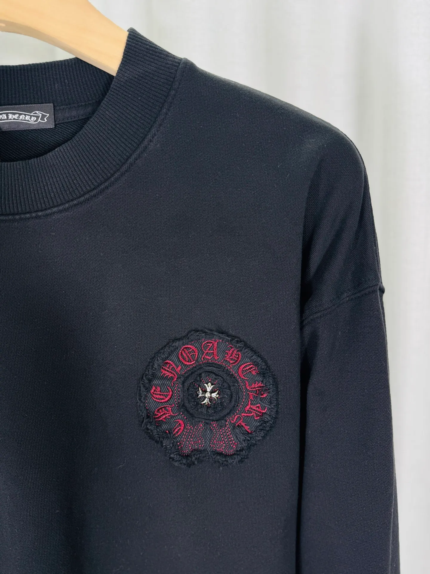 P260 top version, real shot without P, ​​different from market currency) 𝗖𝗵𝗿𝗼𝗺𝗲 𝗛𝗲𝗮𝗿𝘁𝘀/Croxin 2025 3D three-dimensional autumn and winter new original single counter American laser color printed patch embroidered couple casual sweatshirt 👑The highest version! Customized fabric 430g tripe terry fabric! Appliqué embroidery hardware accessories, best-selling items at the counter, very comfortable to wear. Accessories: original molded and authenticated collar label ➕ 100% silk wash water label. Genuine purchase-grade original hangtag➕matching hanging rope➕3D hanging beads➕original packaging bag. Craftsmanship: The original version has consistent wiring! The highest version of the armhole matching technique! Color: White Black Size: S M L XL Style No.: 9305